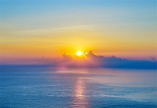 太平洋の日の出の光